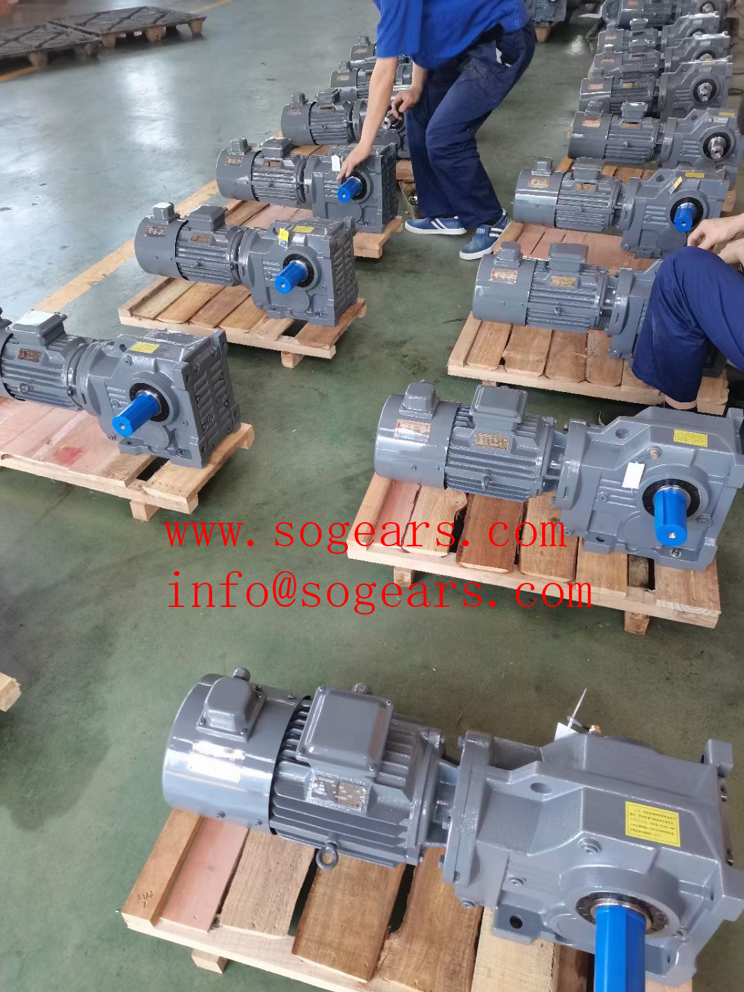 Reduction gearbox for plastic extruder